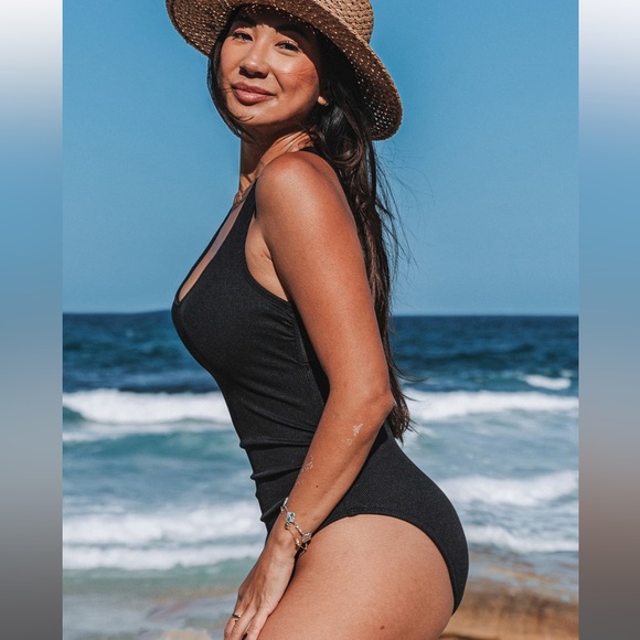 Cupshe Racerback ribbed one piece swimsuit - Picture 3 of 8